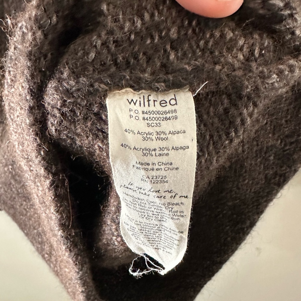 🌟 **Wilfred Silk and Cashmere Turtle Neck Sweater for Sale!** 🌟 - Picture 5 of 5